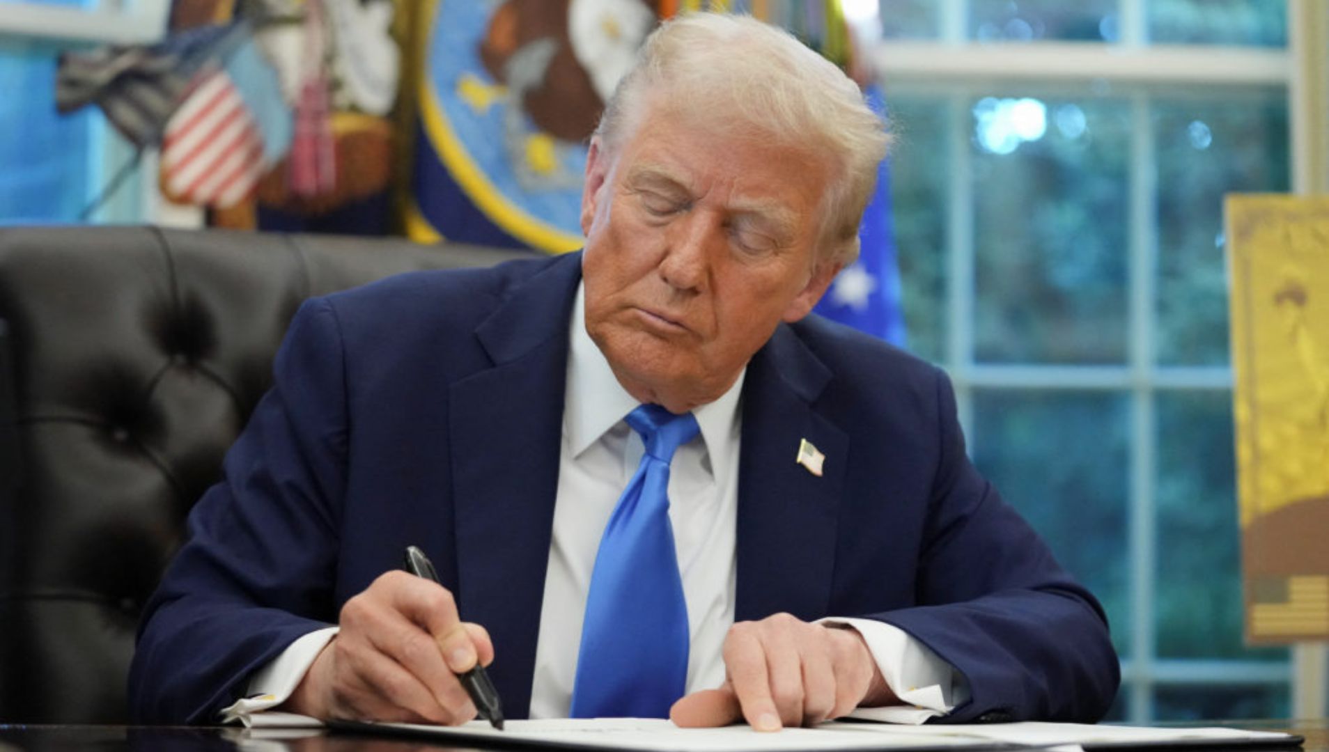 Tổng thống Trump chính thức ký sắc lệnh cho chính sách mới của visa H1B